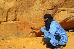 Un tuareg mostra un'incisione