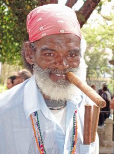 Cuba, fumatore di sugari cubani